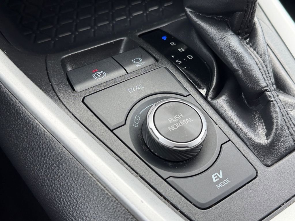 Used 2025 Toyota RAV4 XLE image 24