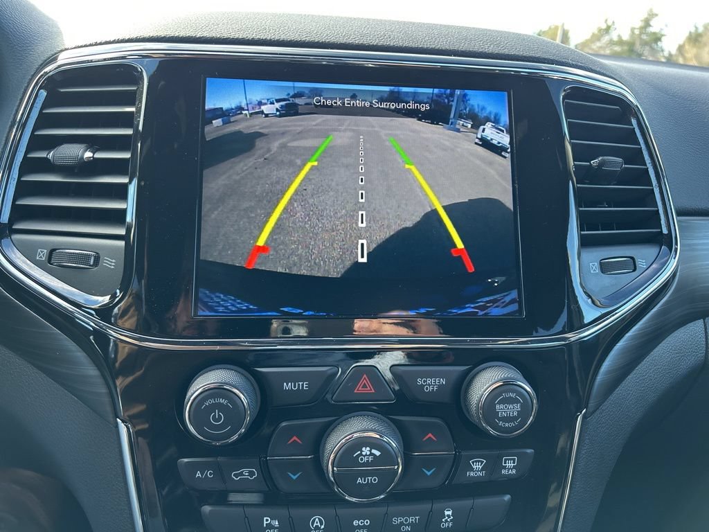 Used 2022 Jeep Grand Cherokee Laredo E AWD/4WD image 15