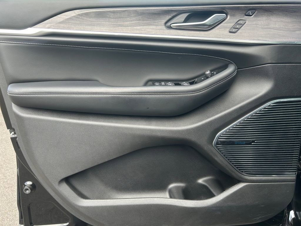 Used 2022 Jeep Grand Cherokee Overland w/ Adv Protech Group III image 22