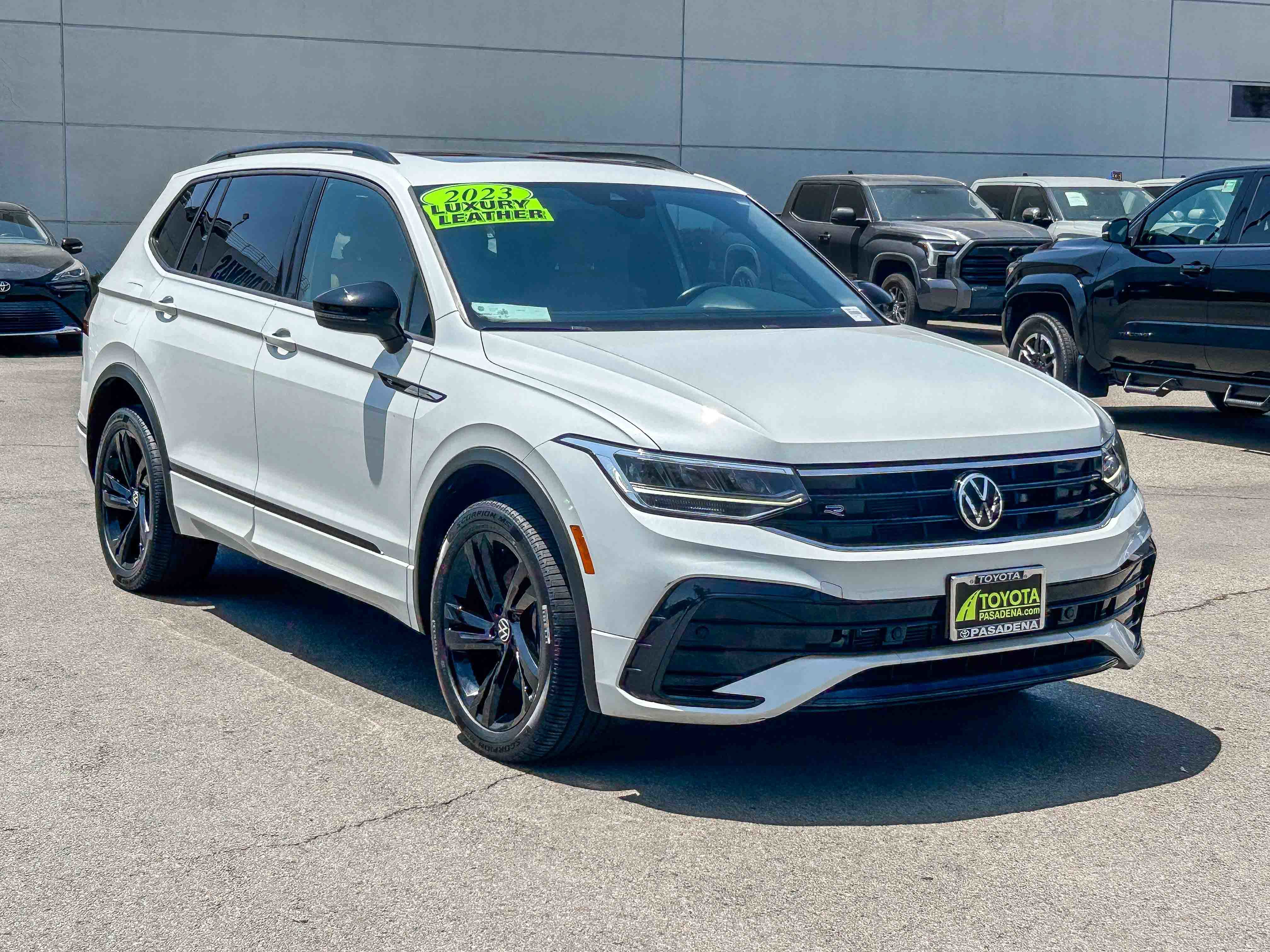 Used 2023 Volkswagen Tiguan SE R-Line FWD image 3