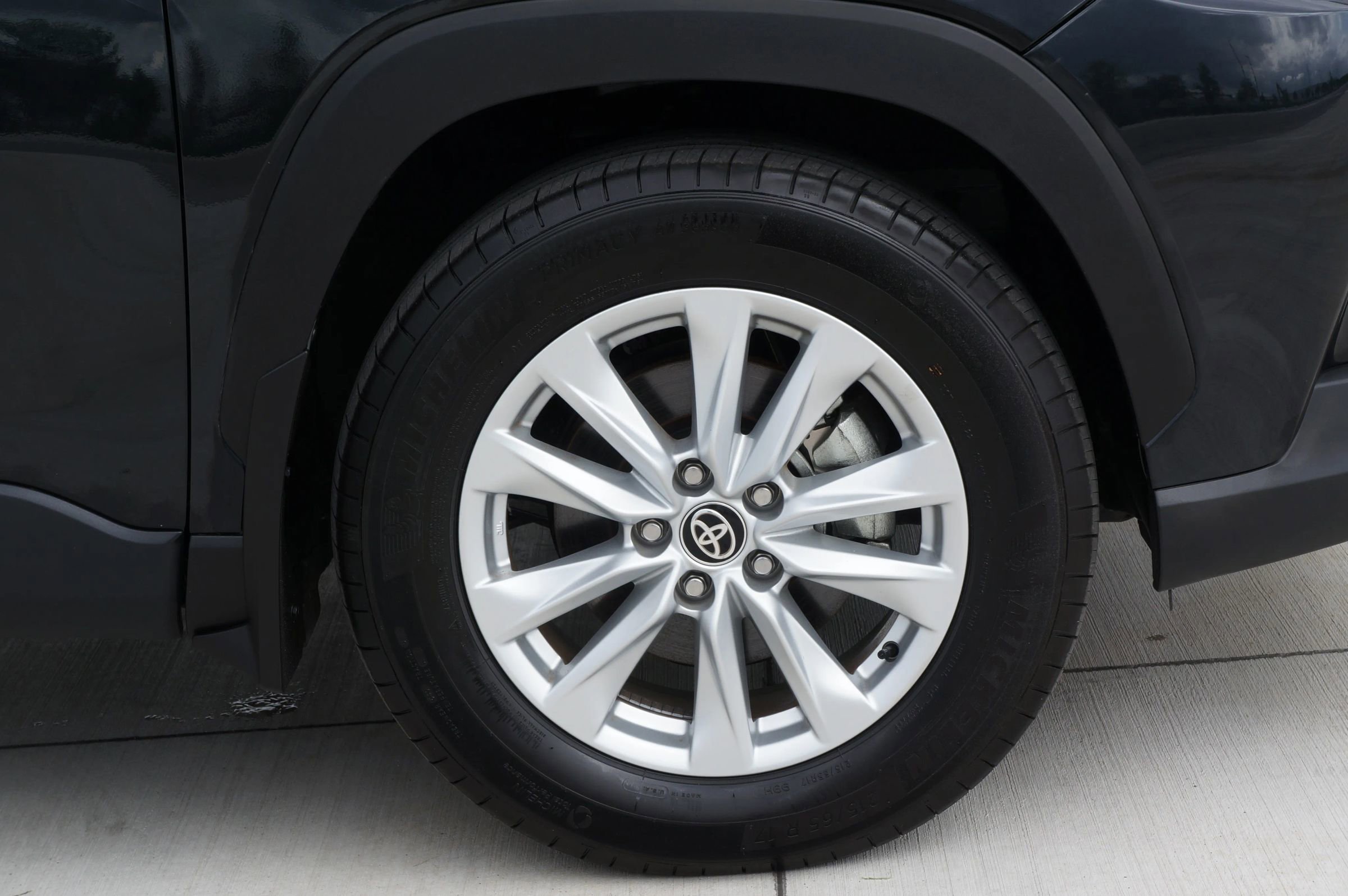 Used 2025 Toyota Corolla Cross LE image 22