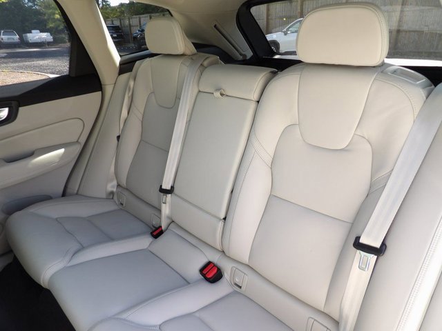 Certified 2023 Volvo XC60 T8 Ultimate w/ Climate Package image 23