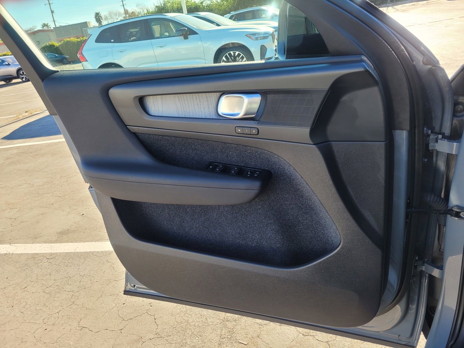 Certified 2023 Volvo XC40 B5 Plus w/ Protection Package Premier image 15