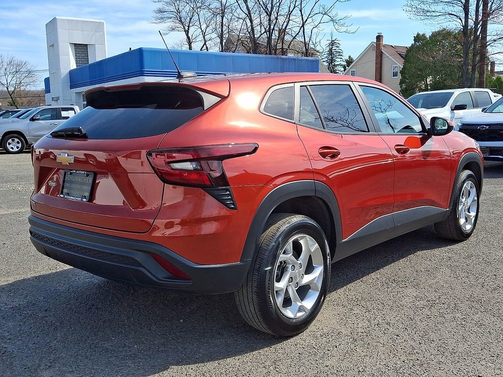 Used 2024 Chevrolet Trax LS w/ LS Convenience Package image 9