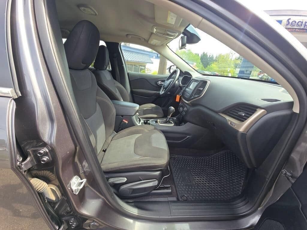 Used 2016 Jeep Cherokee Latitude w/ Cold Weather Group AWD/4WD image 10