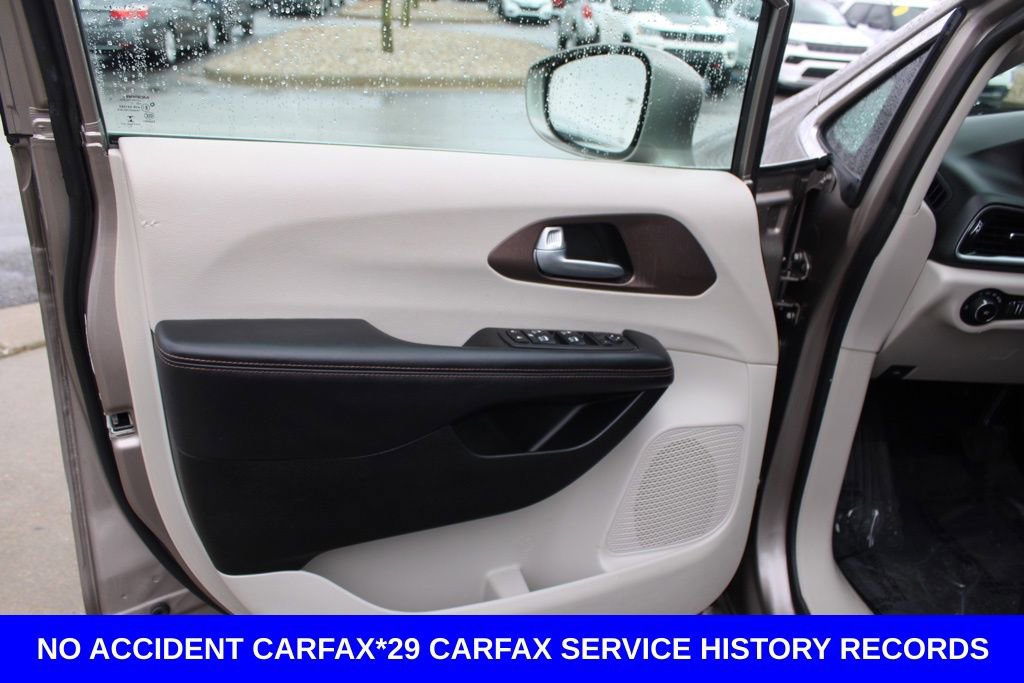 Used 2018 Chrysler Pacifica Touring-L Plus image 17