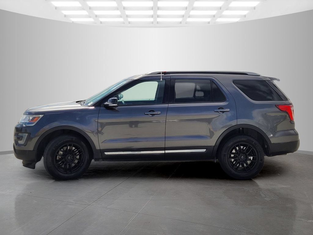 Used 2017 Ford Explorer XLT w/ Equipment Group 202A AWD/4WD image 8