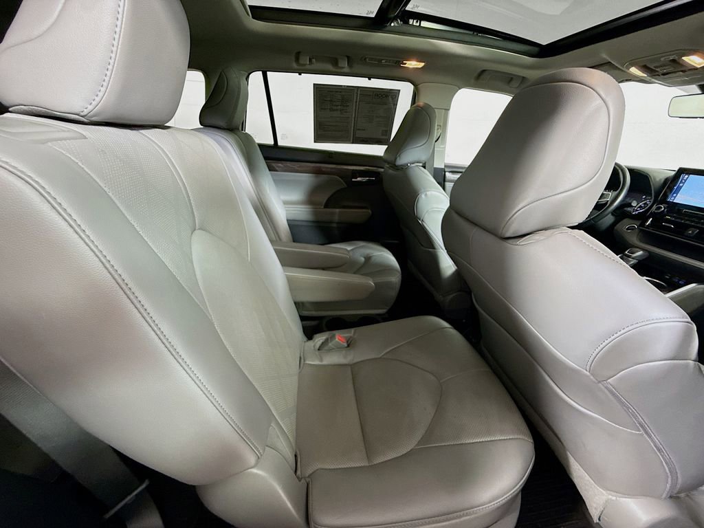 Used 2022 Toyota Highlander Platinum AWD/4WD image 28