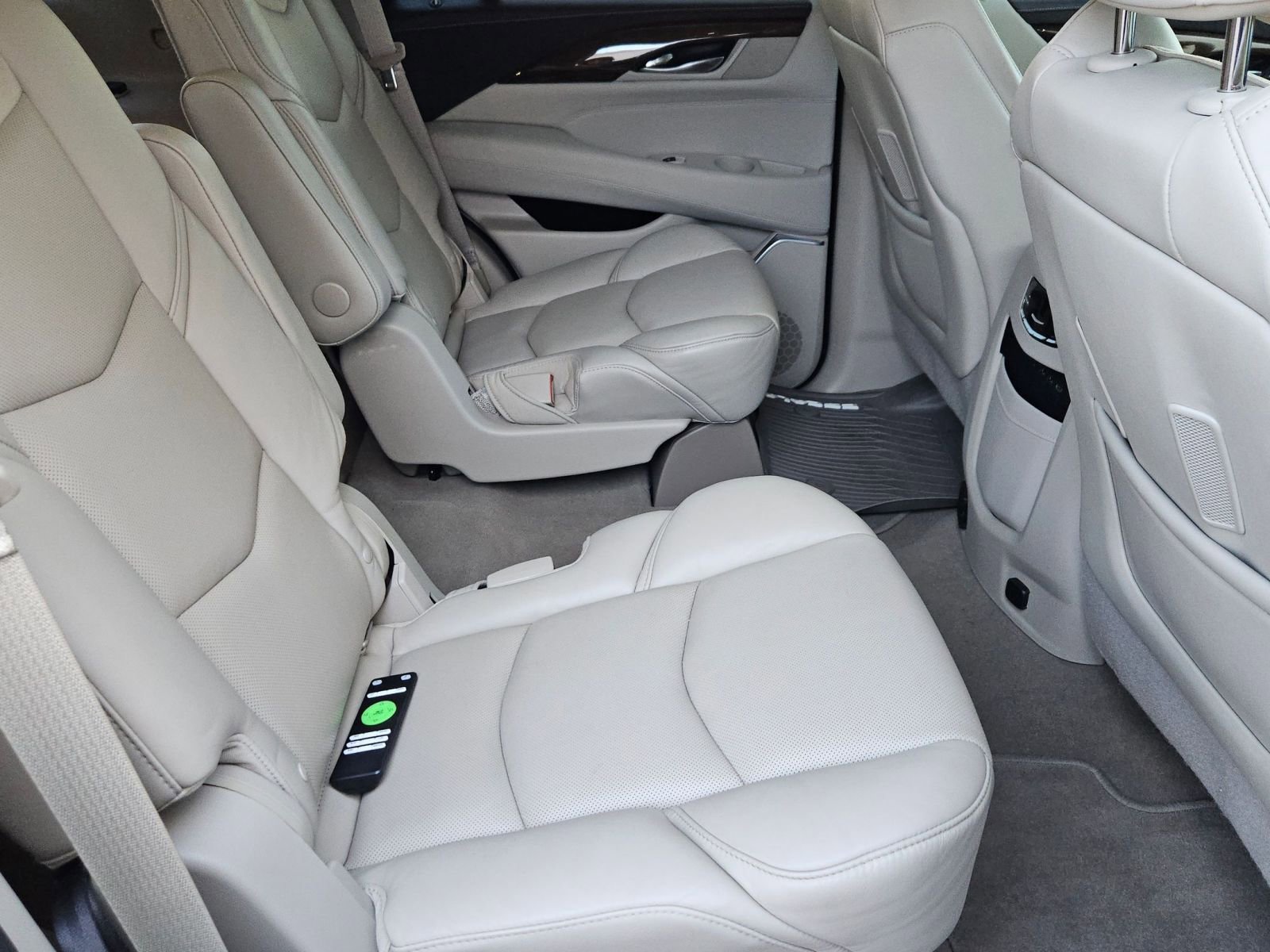 Used 2020 Cadillac Escalade Premium Luxury image 28