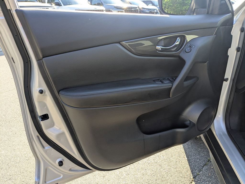 Used 2019 Nissan Rogue SV AWD/4WD image 12