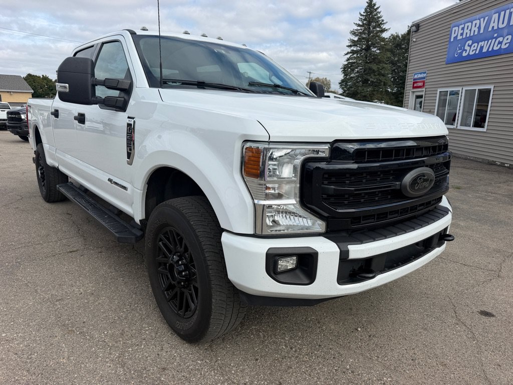 Used 2022 Ford F250 XLT w/ Black Appearance Package AWD/4WD image 2