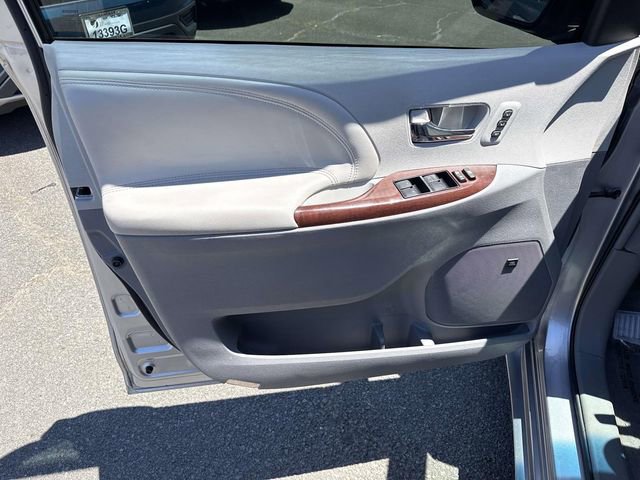 Used 2013 Toyota Sienna Limited w/ Premium Pkg FWD image 13