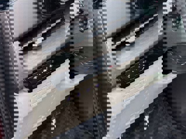 Used 2022 Kia Carnival EX image 11