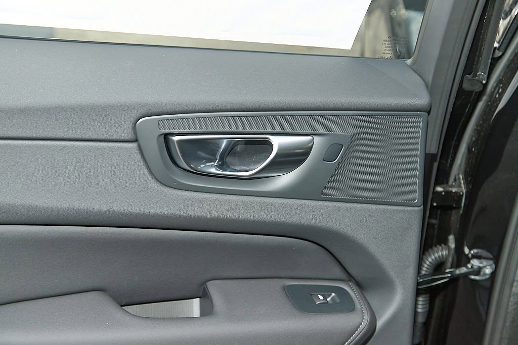 New 2026 Volvo XC60 B5 Ultra w/ Protection Package Premier image 17