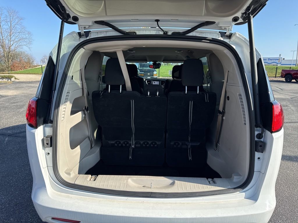 Used 2023 Chrysler Voyager LX image 7