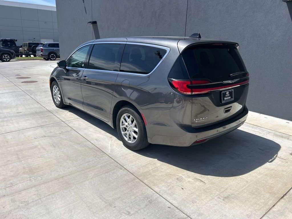 Used 2023 Chrysler Pacifica Touring-L image 5