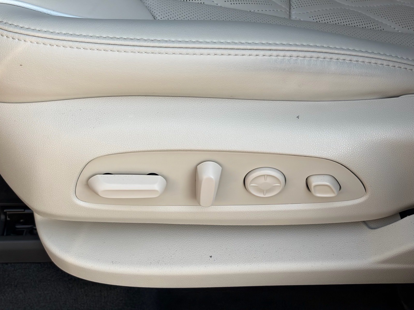 Used 2024 Buick Enclave Avenir w/ Trailering Package, 5000 lbs. FWD image 12