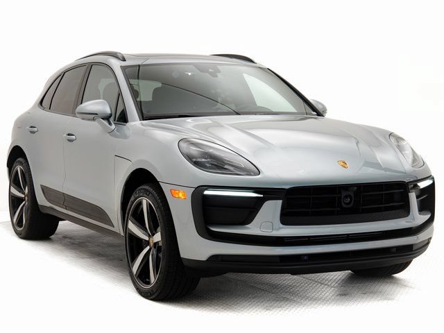 Certified 2025 Porsche Macan AWD/4WD image 30