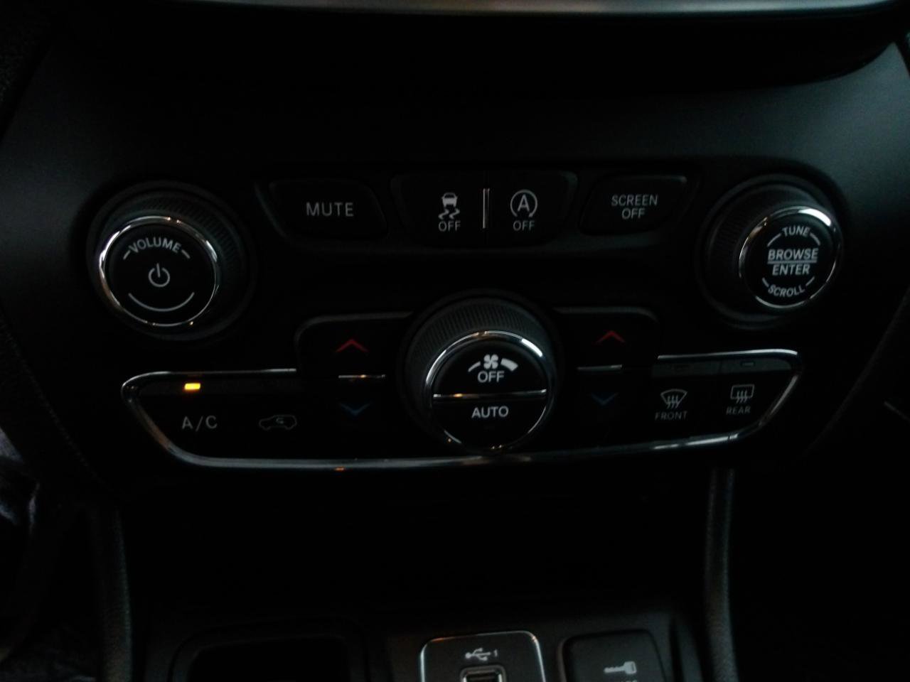 Used 2020 Jeep Cherokee Limited image 25