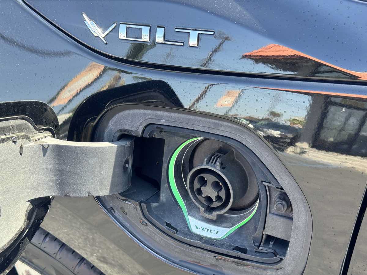 Used 2017 Chevrolet Volt Premier w/ Driver Confidence II Package FWD image 18