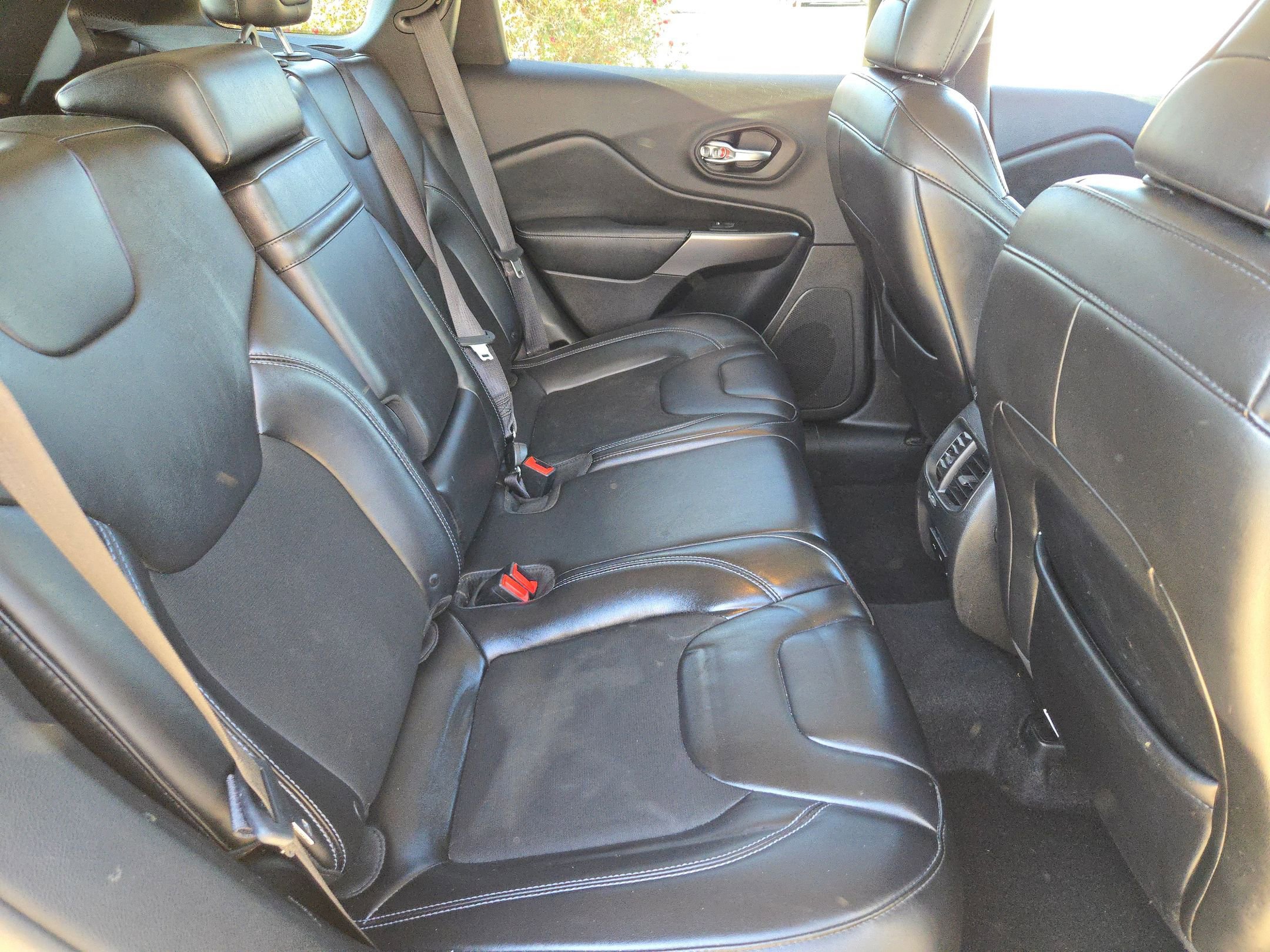 Used 2019 Jeep Cherokee Latitude Plus FWD image 26