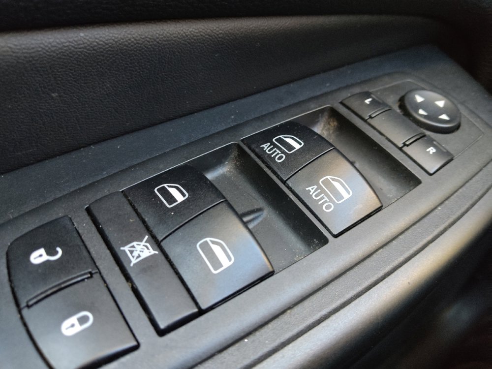 Used 2019 Jeep Cherokee Trailhawk AWD/4WD image 27