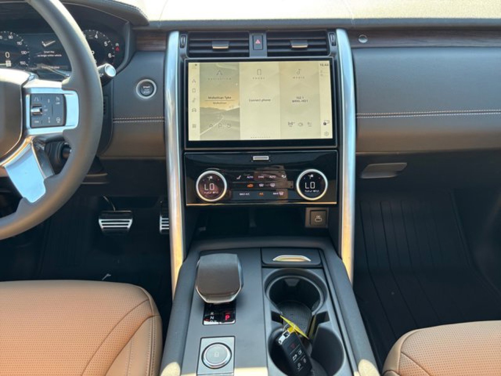 New 2025 Land Rover Discovery Dynamic SE image 14