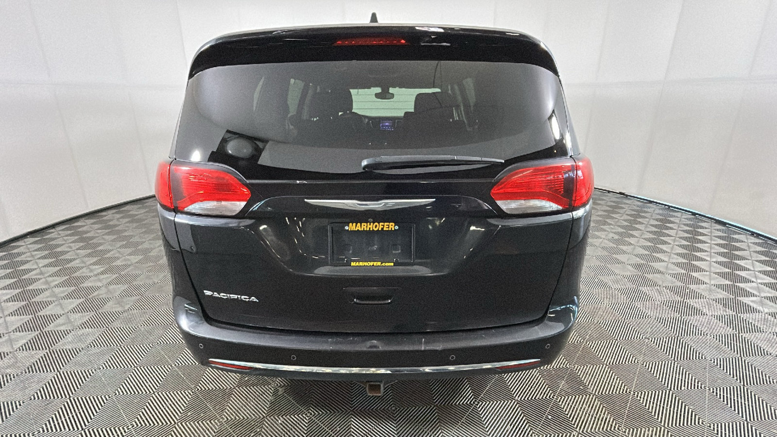 Used 2017 Chrysler Pacifica Touring-L FWD image 4