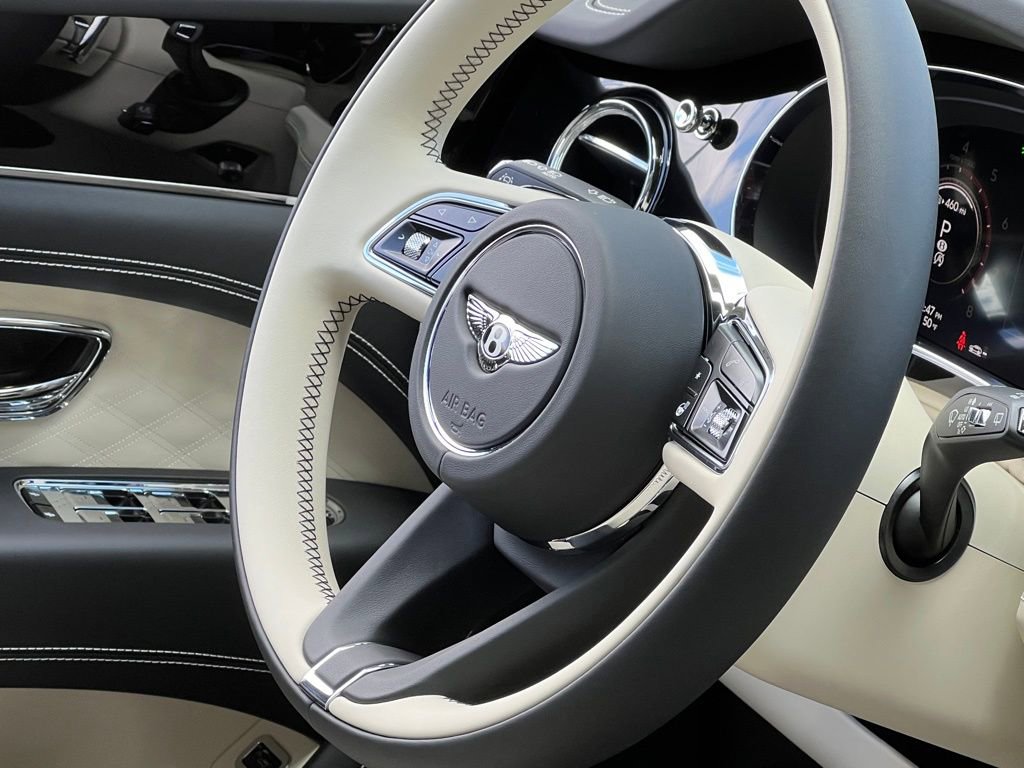 Used 2025 Bentley Bentayga image 44