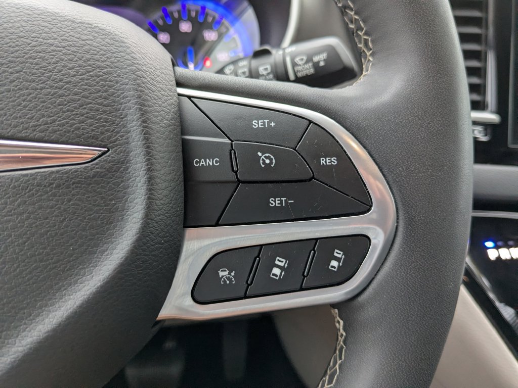 Used 2024 Chrysler Pacifica Touring-L FWD image 29