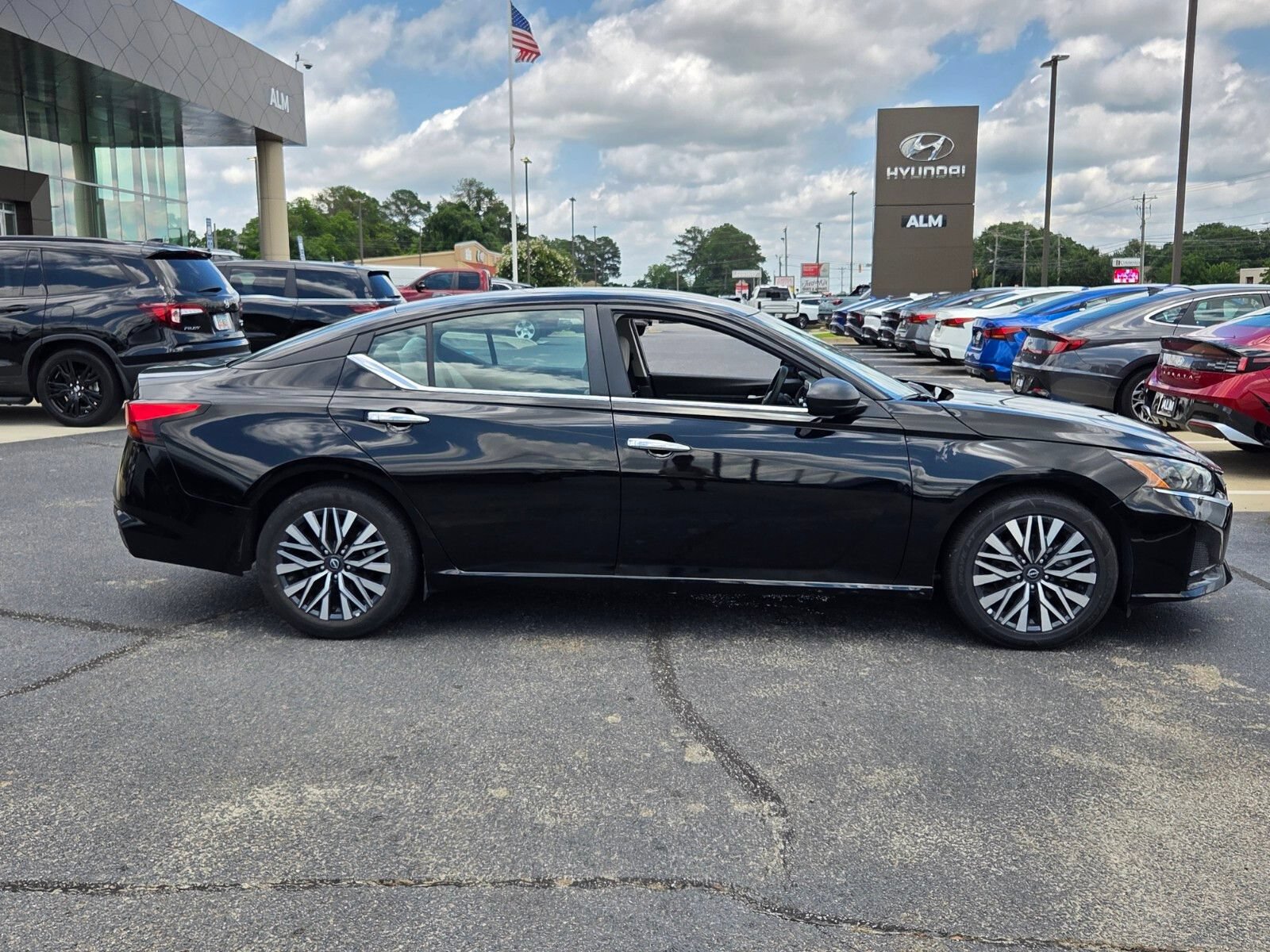 Used 2025 Nissan Altima 2.5 SV FWD image 14