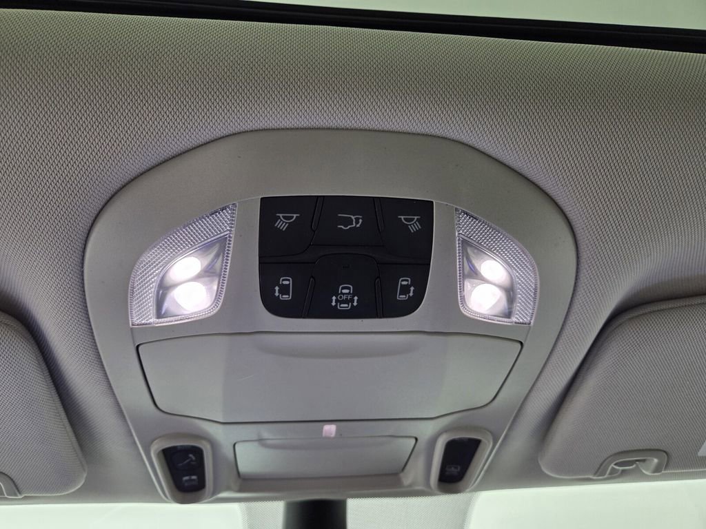 Used 2023 Chrysler Pacifica Limited w/ Uconnect Theater Family Group image 21