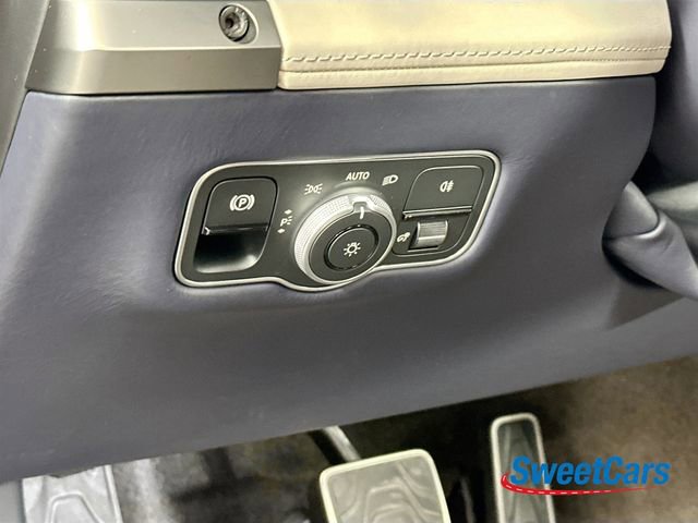 Used 2025 Aston Martin Vanquish RWD image 17