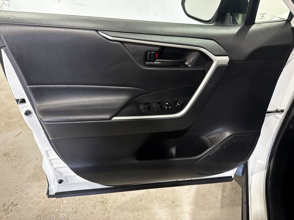 Used 2021 Toyota RAV4 LE AWD/4WD image 17