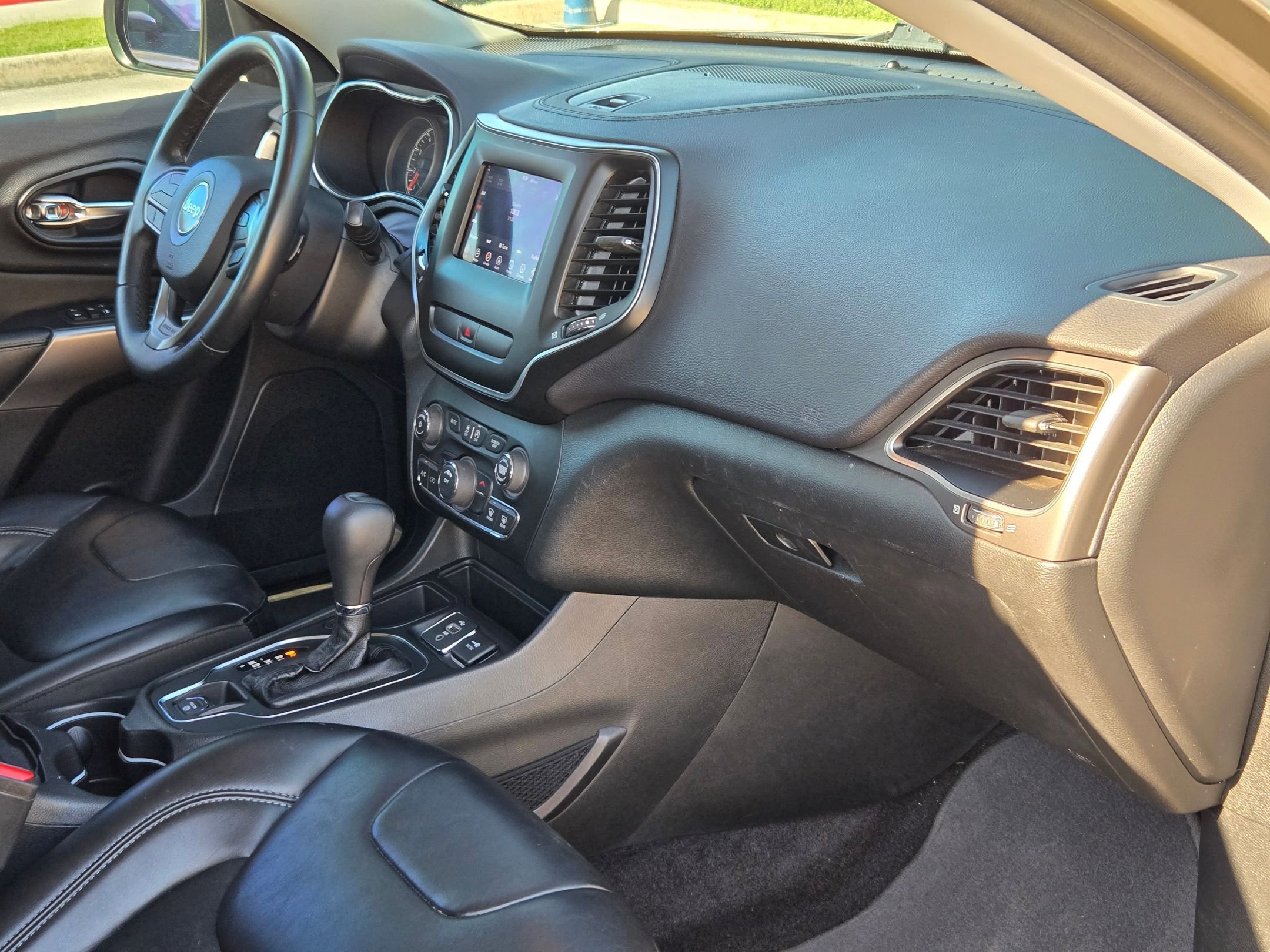 Used 2019 Jeep Cherokee Latitude Plus FWD image 29