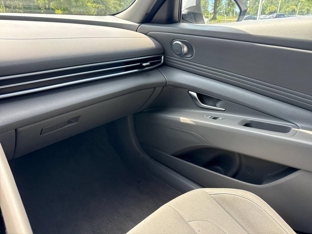 Used 2025 Hyundai Elantra SEL FWD image 17