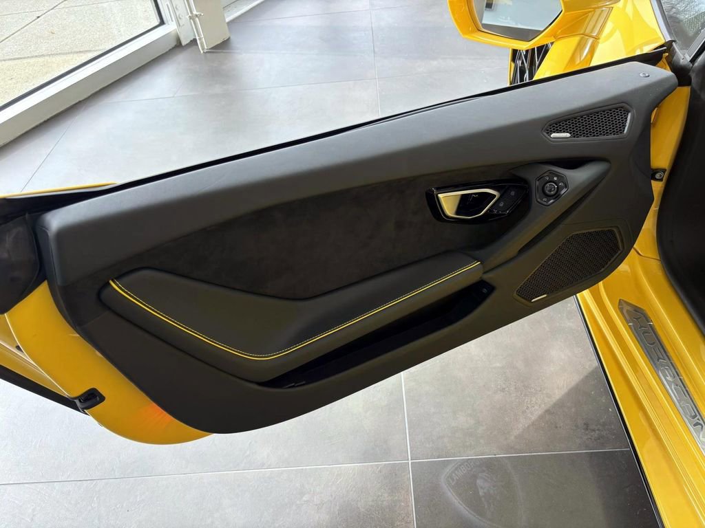 Used 2024 Lamborghini Huracan EVO image 27