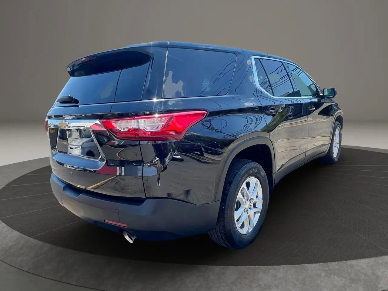 Used 2021 Chevrolet Traverse LS AWD/4WD image 5