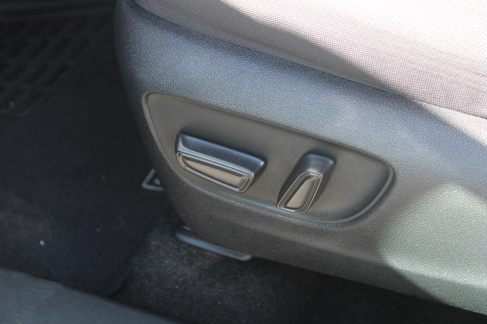 Used 2024 Toyota Highlander LE FWD image 25