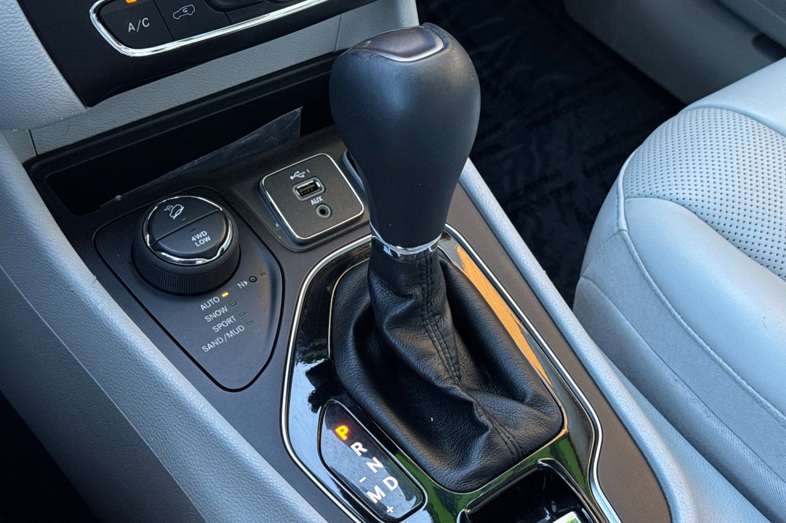 Used 2019 Jeep Cherokee Limited w/ Luxury Group AWD/4WD image 25