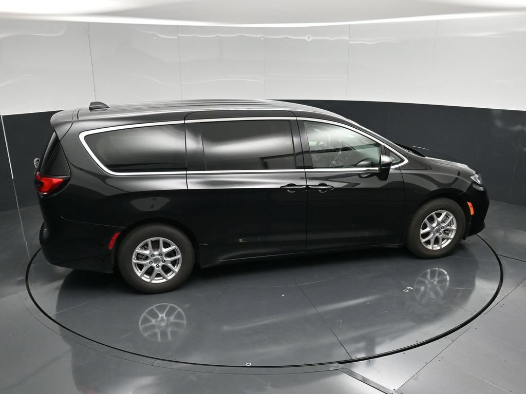 Used 2023 Chrysler Pacifica Touring-L FWD image 47