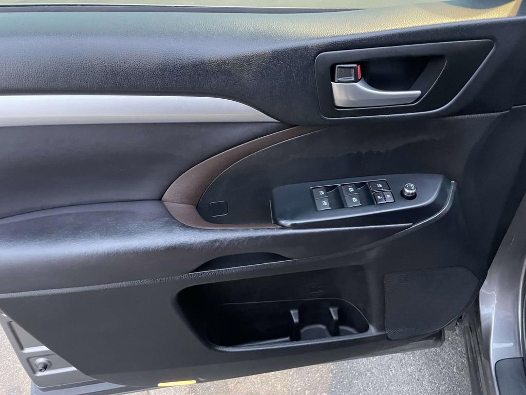 Used 2017 Toyota Highlander XLE image 26