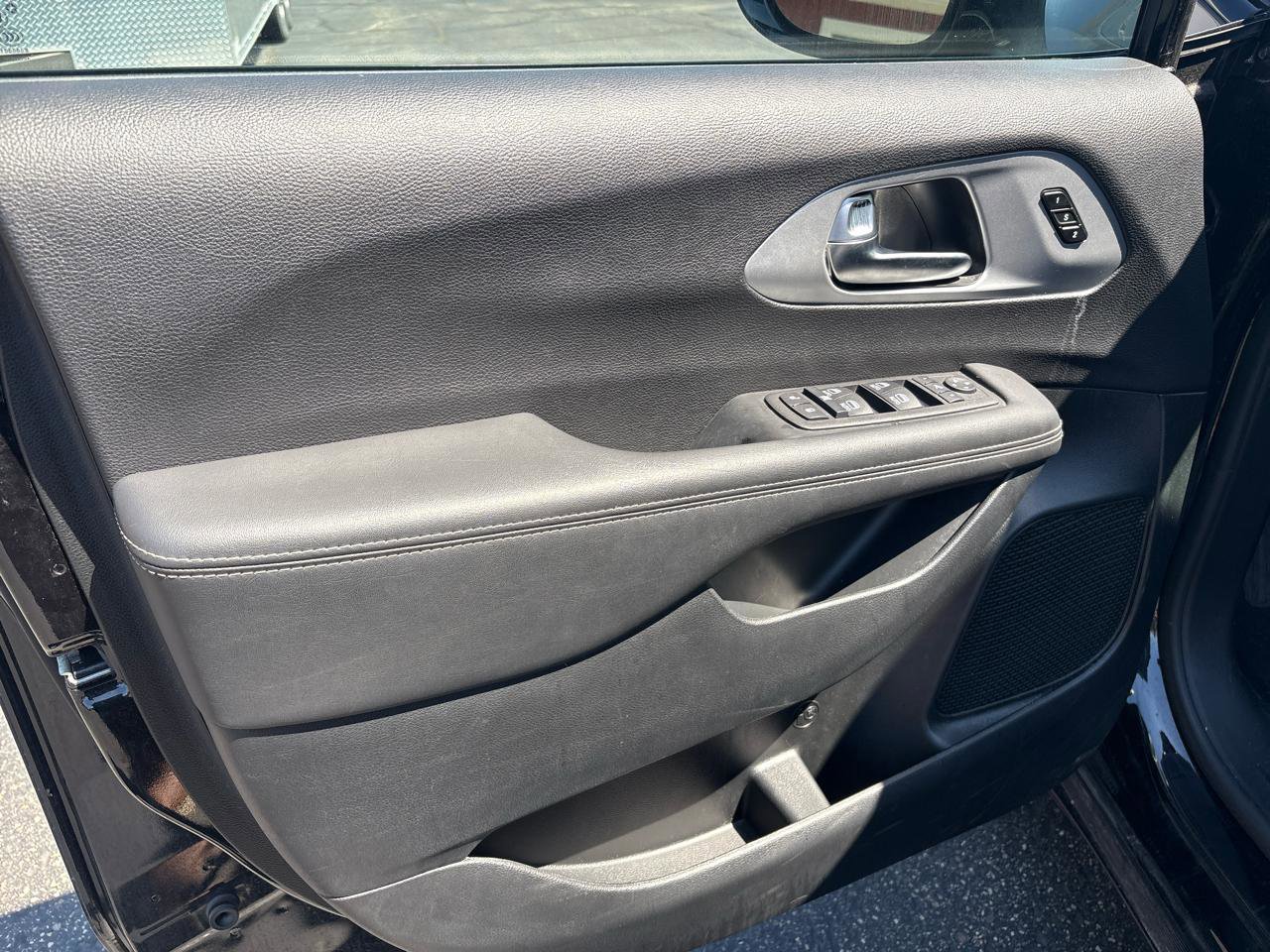 Used 2025 Chrysler Pacifica Limited FWD image 9