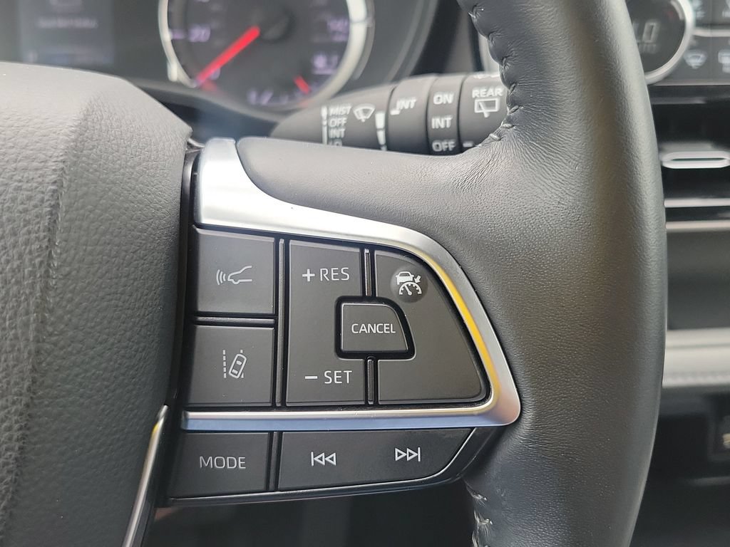 Used 2020 Toyota Highlander LE AWD/4WD image 24