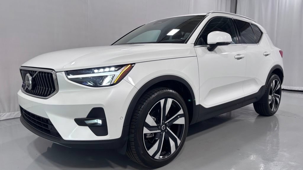 Used 2024 Volvo XC40 B5 Plus w/ Protection Package Premier AWD/4WD image 1