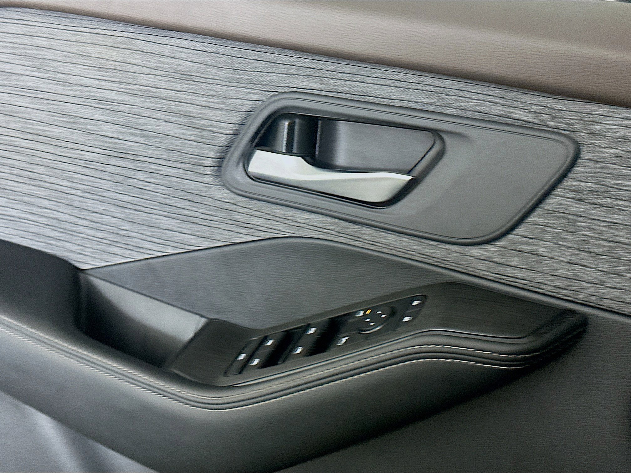 Used 2023 Nissan Rogue SV image 15