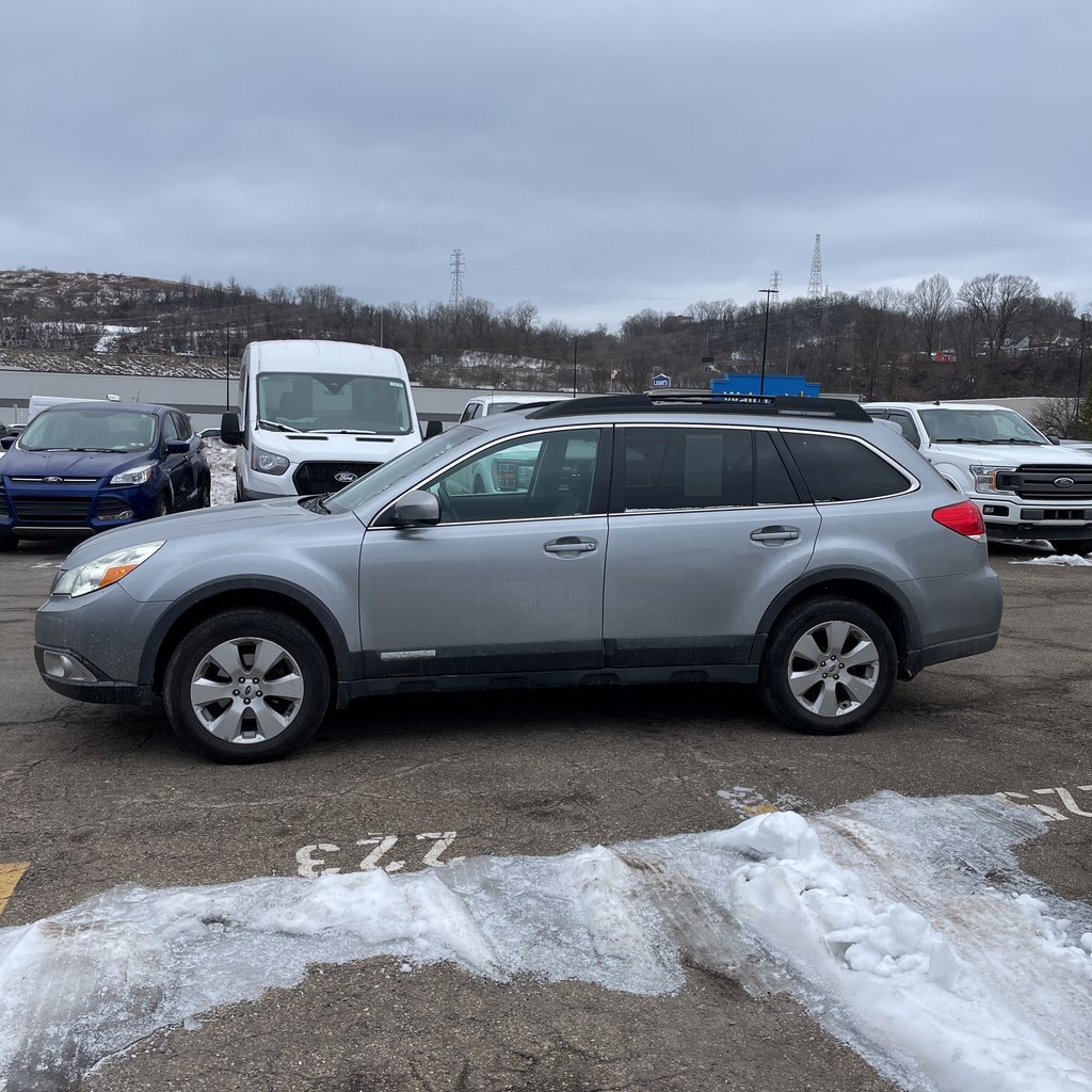 Used 2011 Subaru Outback 2.5i Limited image 2