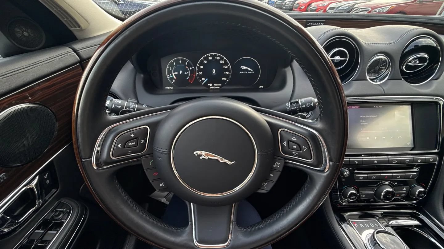 Used 2016 Jaguar XJ R-Sport RWD image 29