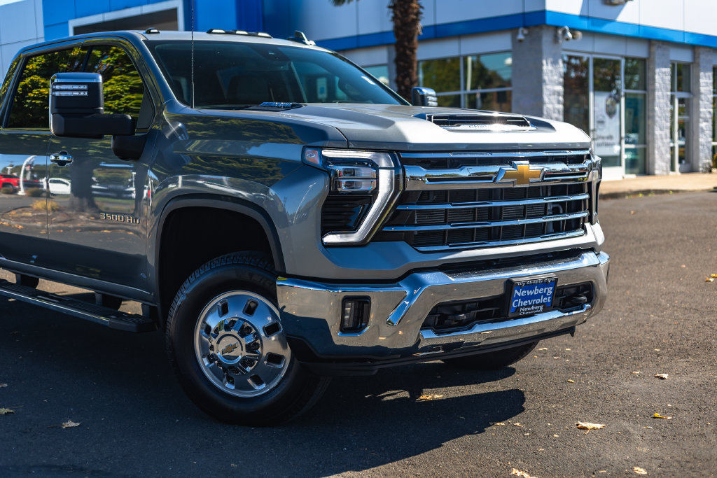 Used 2025 Chevrolet Silverado 3500 LTZ w/ LTZ Convenience Package AWD/4WD image 2