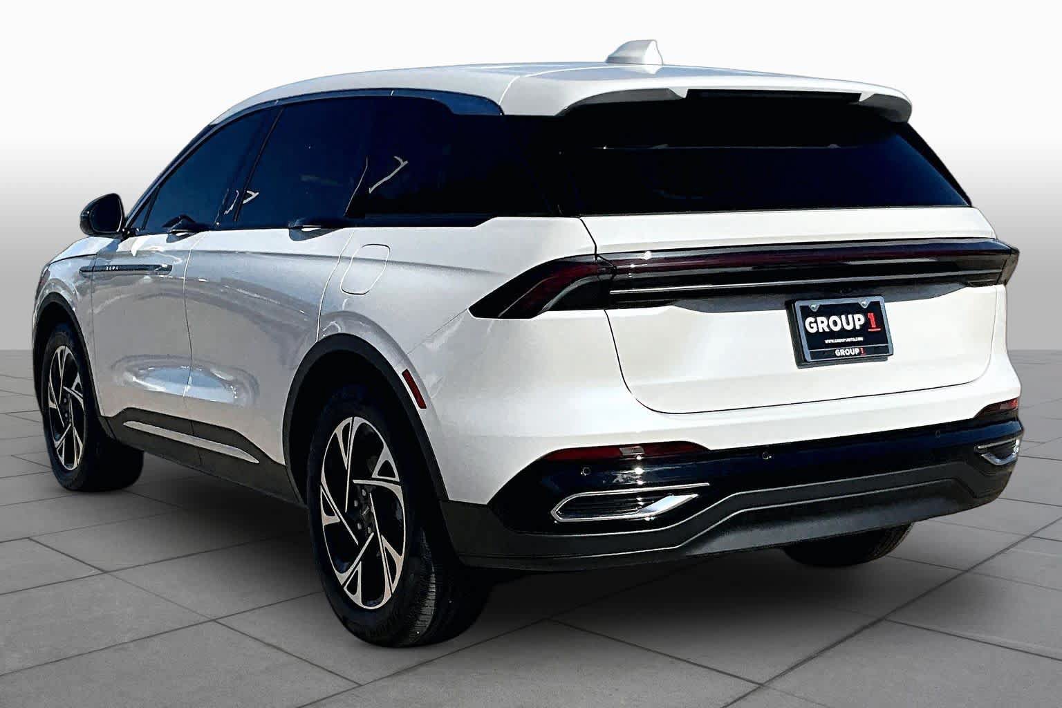 Used 2025 Lincoln Nautilus Premier AWD/4WD image 11